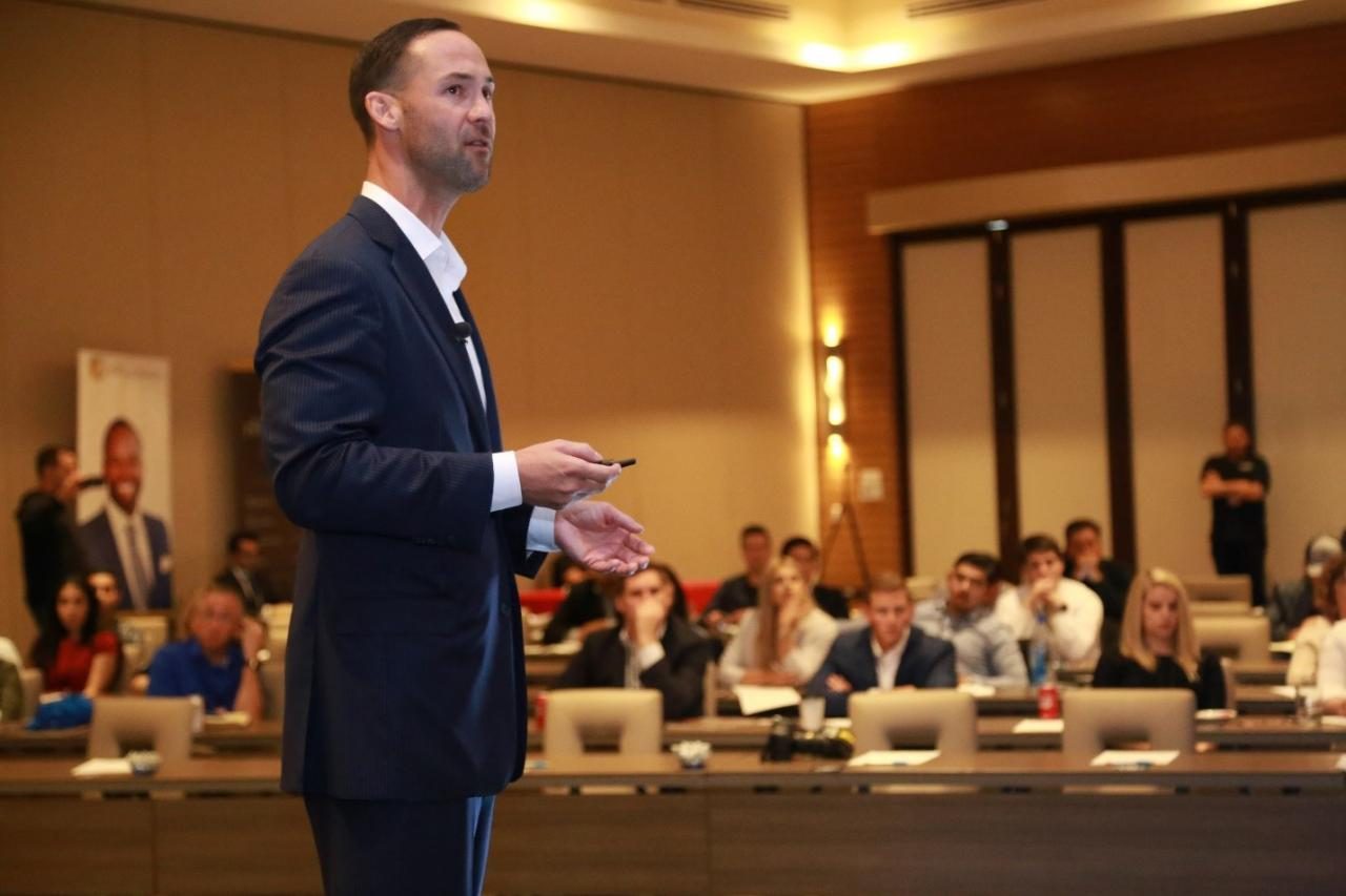 Navigating the Timeshare Trap: What to Know Before You Sign: supporting editorial scene 1