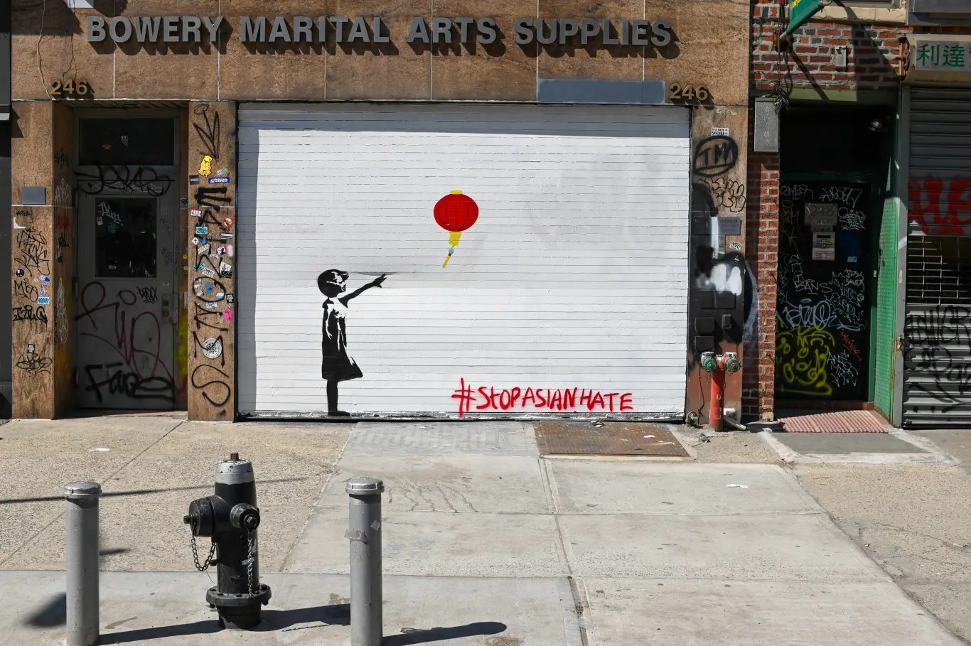 Navigating Unauthorized Banksy Exhibitions: A Smart Fan's Guide: supporting editorial scene 1