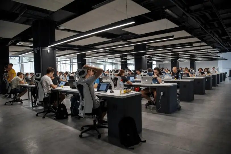Rebuilding Your Routine: A Practical Guide to Readjusting Your Work Life After Remote Work: supporting editorial scene 1